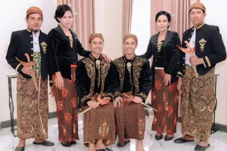 Viral Dugaan Pernikahan Sesama Jenis Gunakan Adat Jawa, Orang Tua Turut Hadir